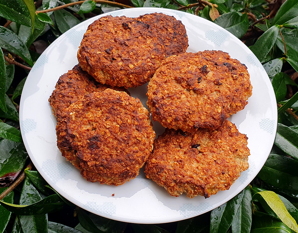 Oat and almond cookies with sour cherries