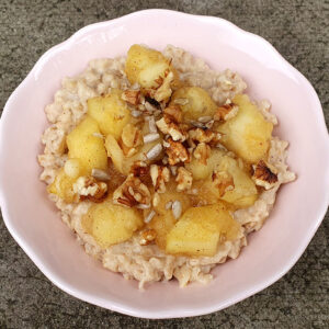 Porridge with stewed cinnamon apple