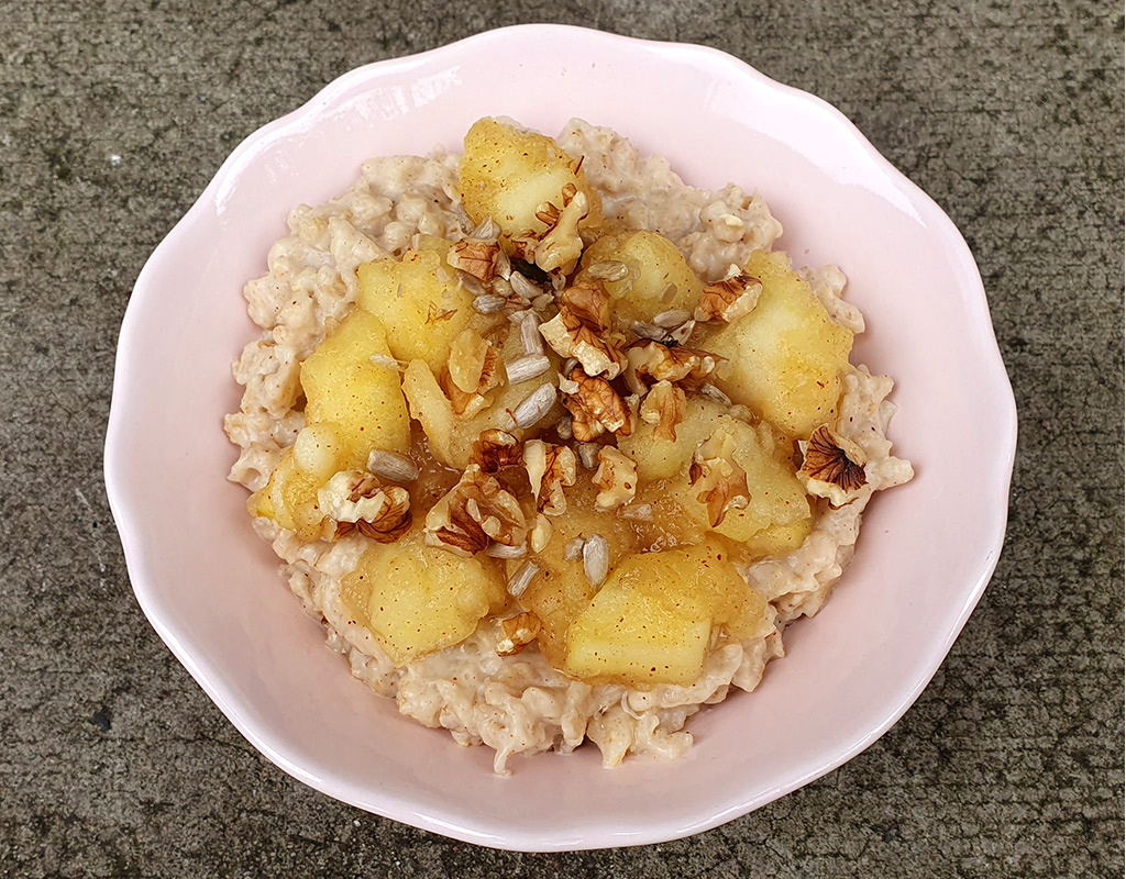 Porridge with stewed cinnamon apple