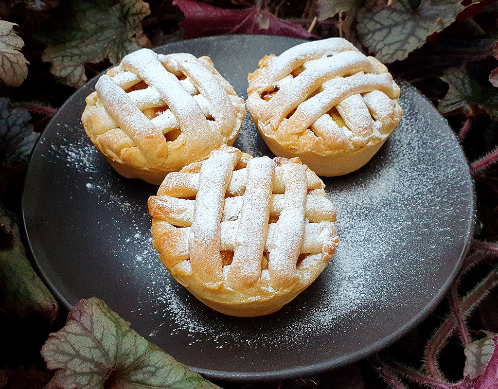 Vegan mini apple pies