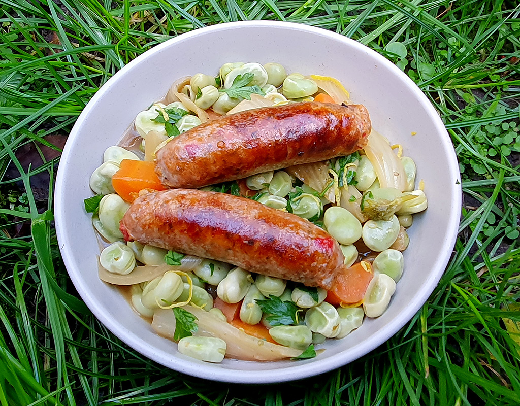 Broad beans and fennel stew with sausages