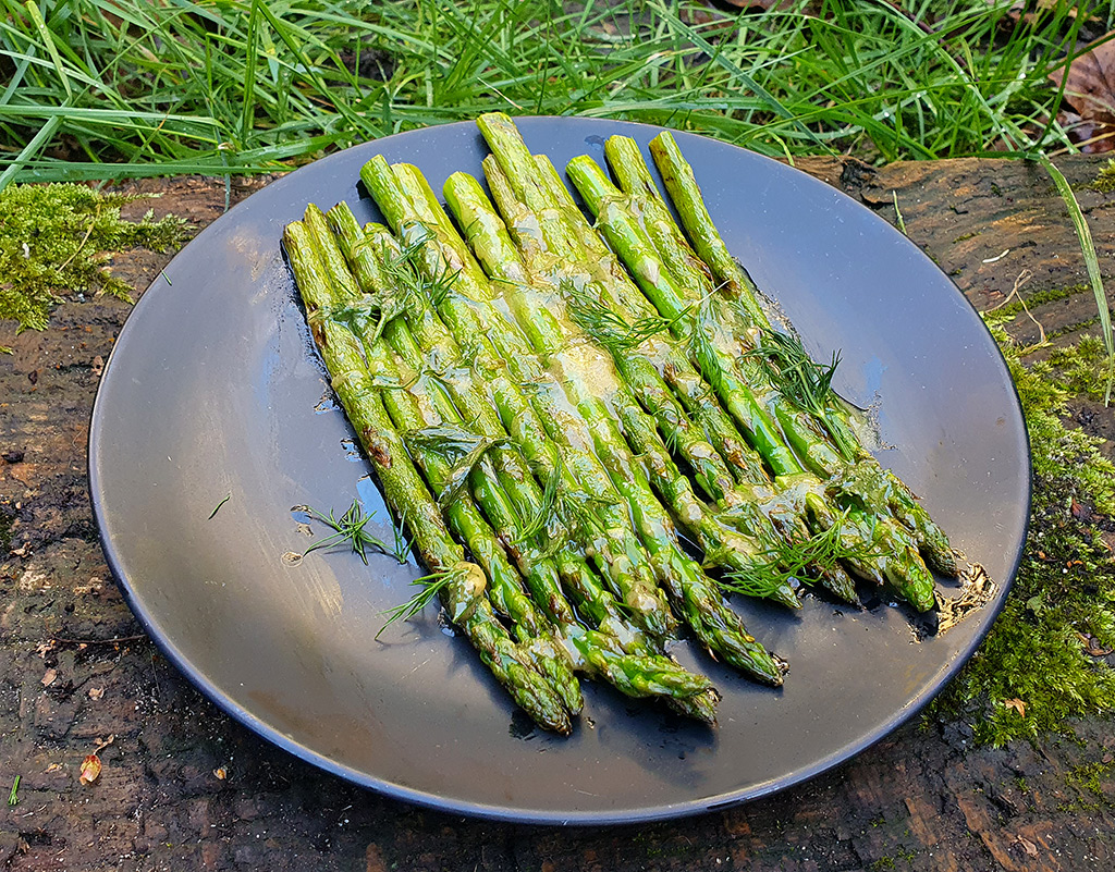 Grilled asparagus with mustard and dill sauce