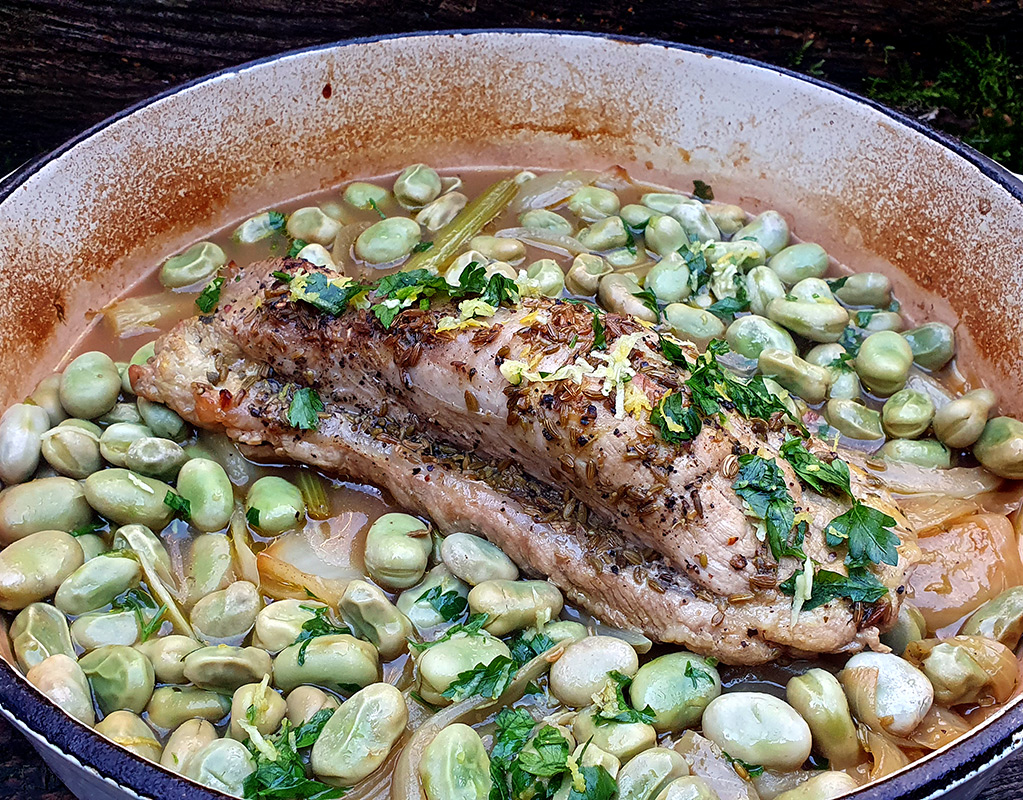 Pork tenderloin with fennel and broad beans