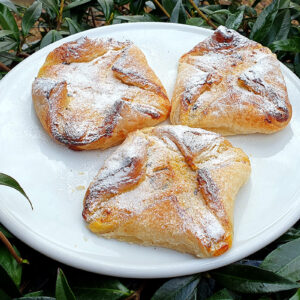 Puff pastry cottage cheese envelopes