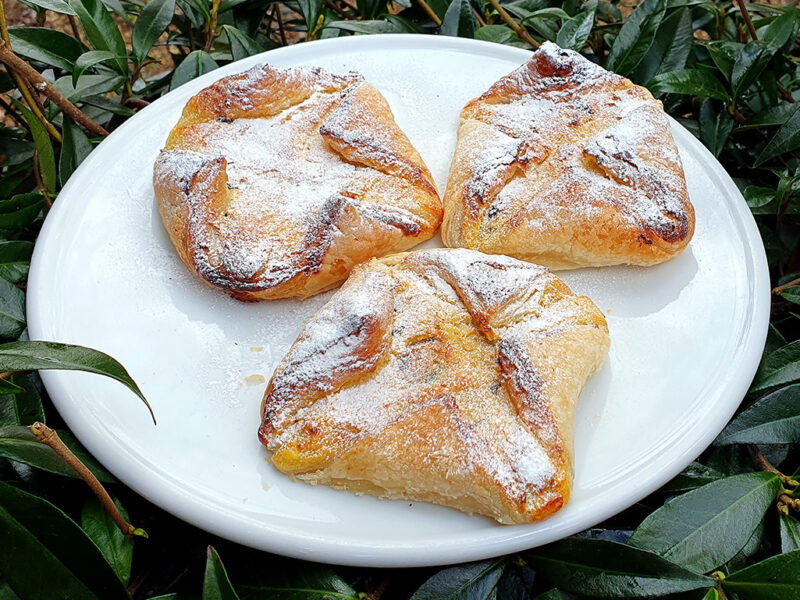 Puff pastry cottage cheese envelopes