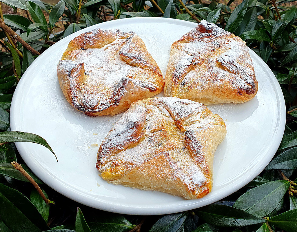 Puff pastry cottage cheese envelopes