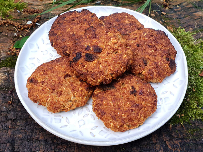 Vegan almond and apricot oat cookies