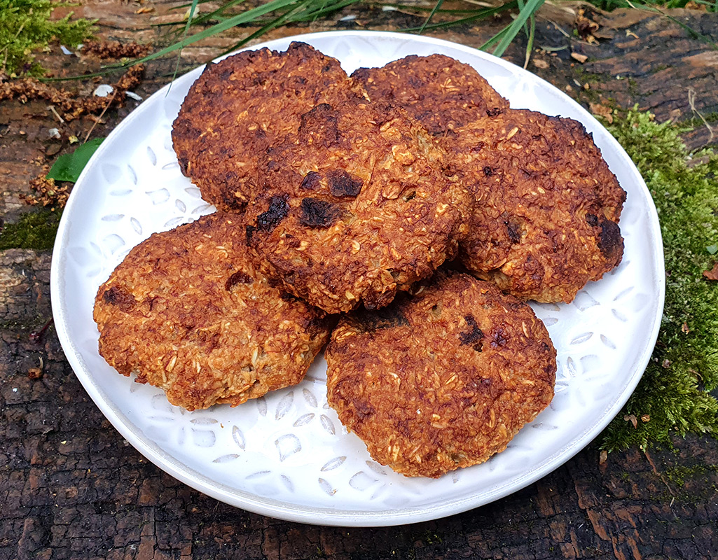 Vegan almond and apricot oat cookies