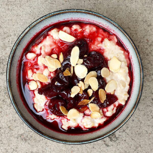 Almond porridge with cherries