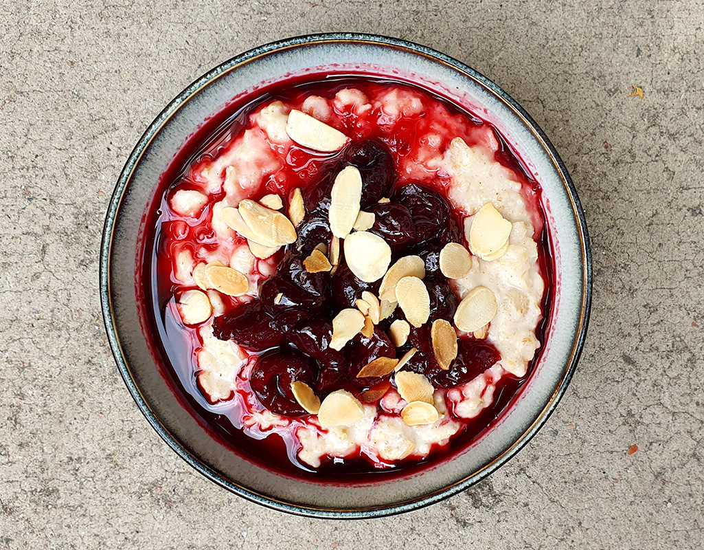 Almond porridge with cherries