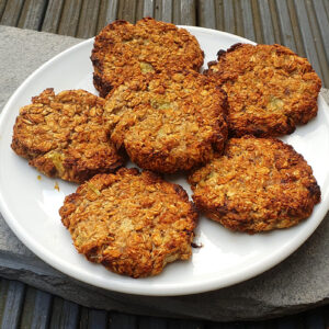 Ginger and oat cookies with kiwi