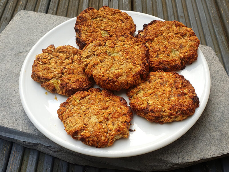 Ginger and oat cookies with kiwi