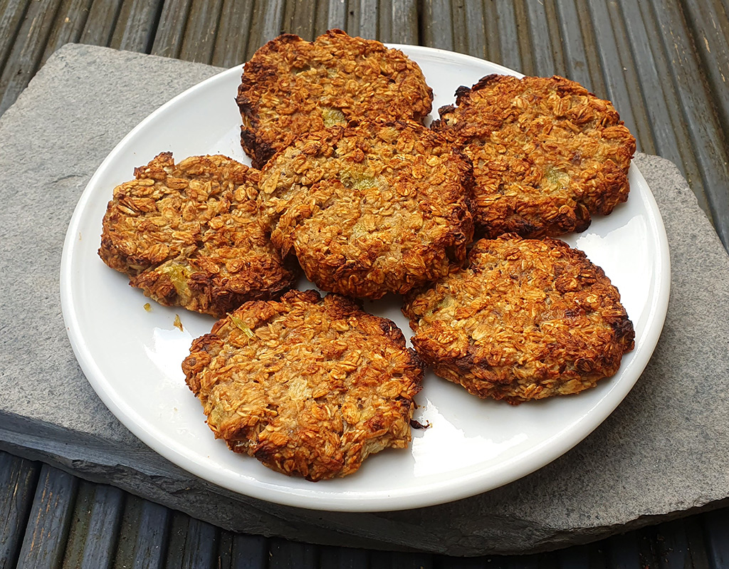 Ginger and oat cookies with kiwi