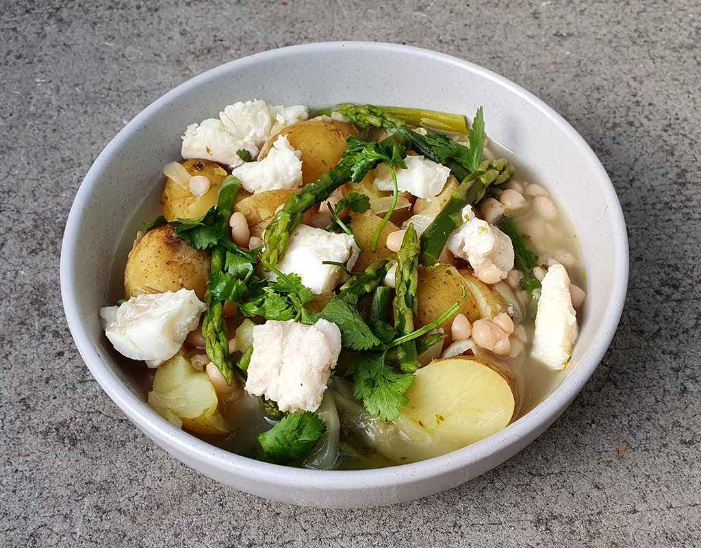 Potato, beans and fish stew with asparagus