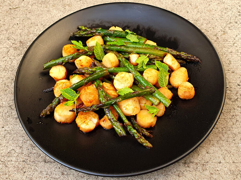 Scallops with asparagus