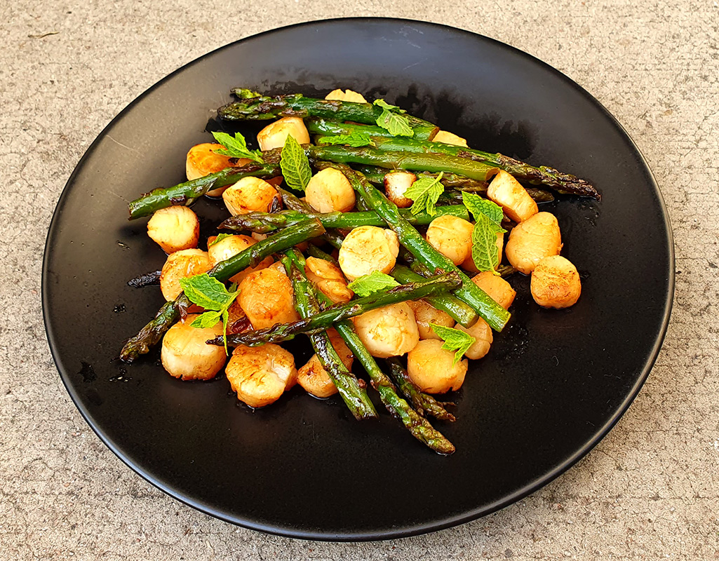 Scallops with asparagus