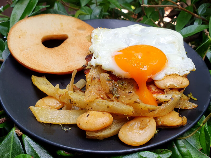 Bagel with halloumi, fennel & beans