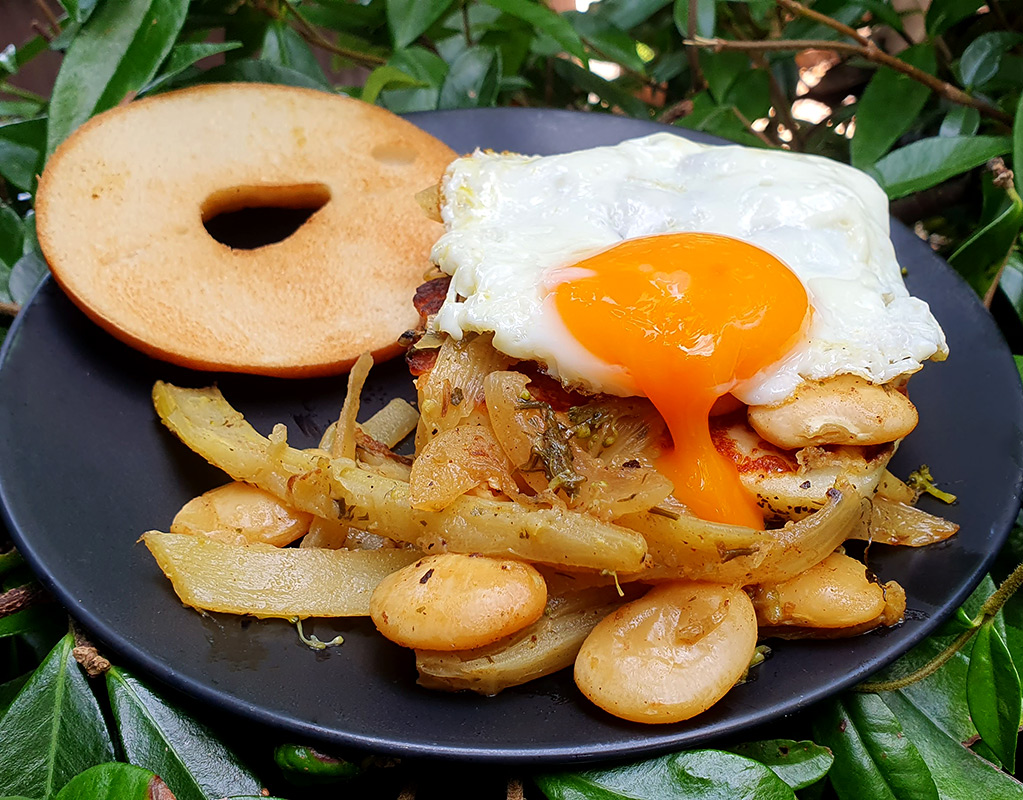 Bagel with halloumi, fennel & beans