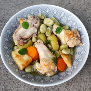 Chicken wings and broad beans casserole