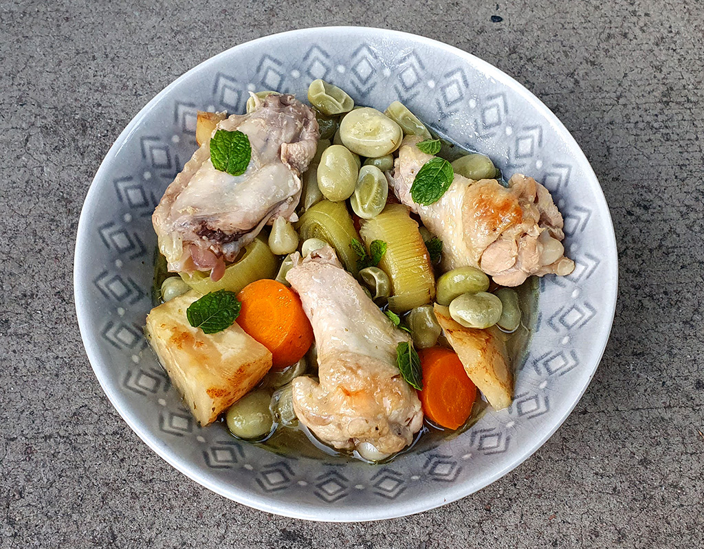 Chicken wings and broad beans casserole