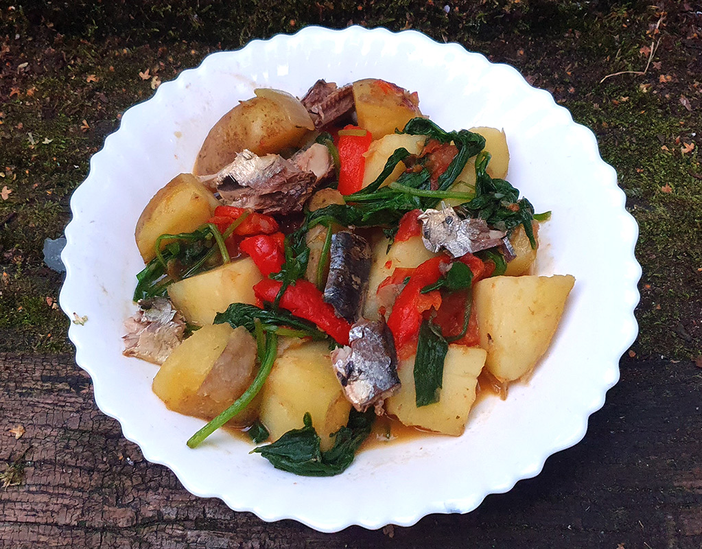 Potatoes with roasted vegetables and sardines