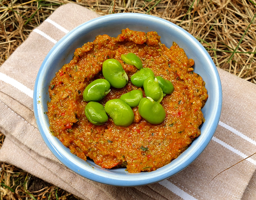 Roasted pepper and broad beans dip