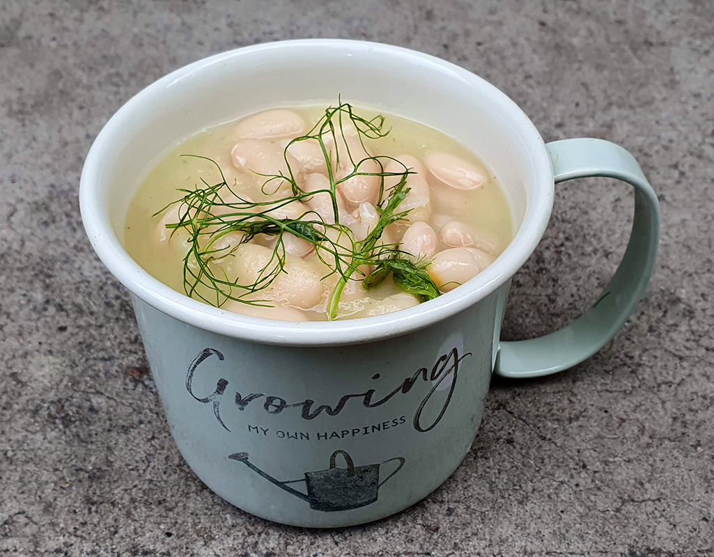 Kohlrabi, fennel and bean soup