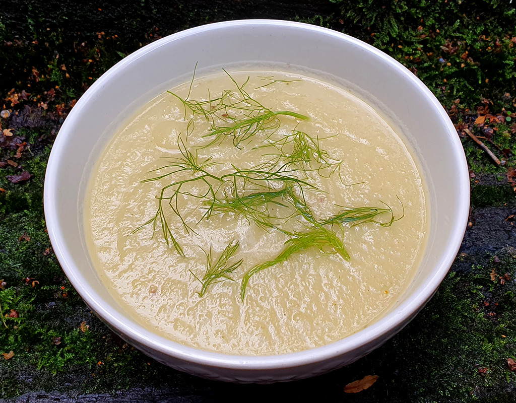 Kohlrabi, leek and fennel soup