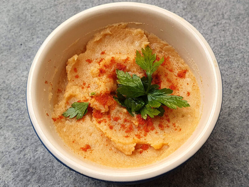 Mashed potatoes with paprika and onion