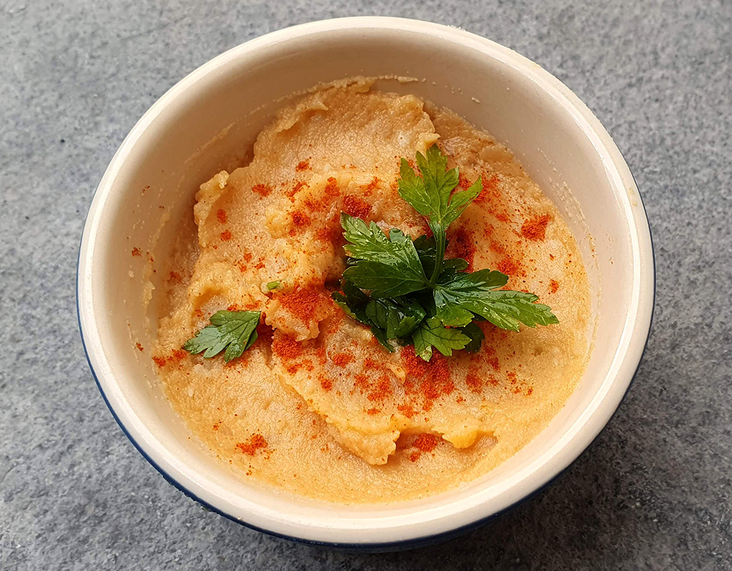 Mashed potatoes with paprika and onion