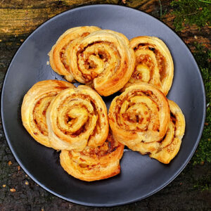 Apple and cinnamon puff pastry rolls