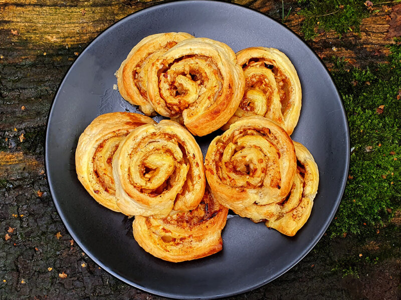 Apple and cinnamon puff pastry rolls