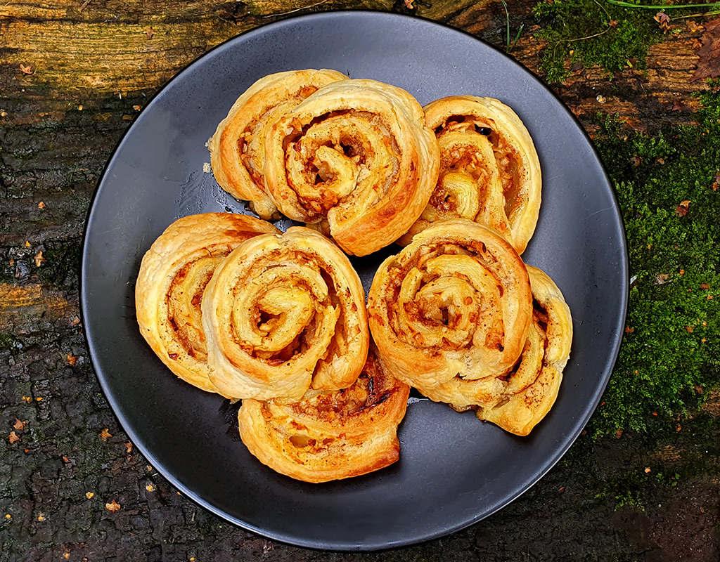 Apple and cinnamon puff pastry rolls