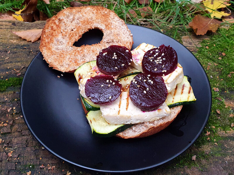 Bagel with grilled tofu, courgette and beetroot