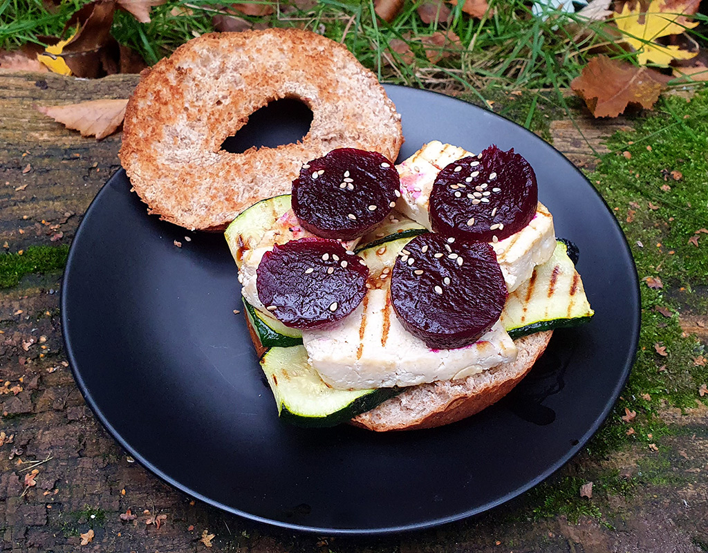 Bagel with grilled tofu, courgette and beetroot