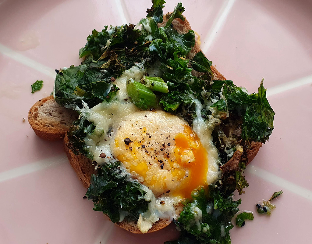 Baked egg with kale and cheese