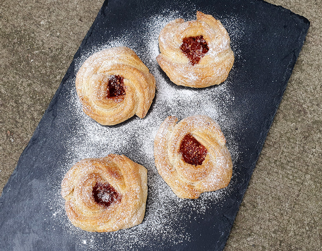 Fig jam puff pastry roses