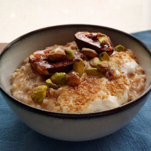 Porridge with baked figs and pistachios