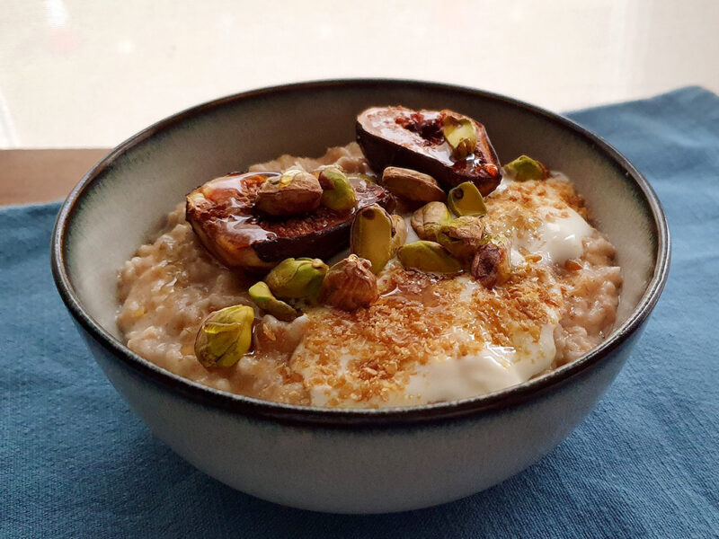 Porridge with baked figs and pistachios