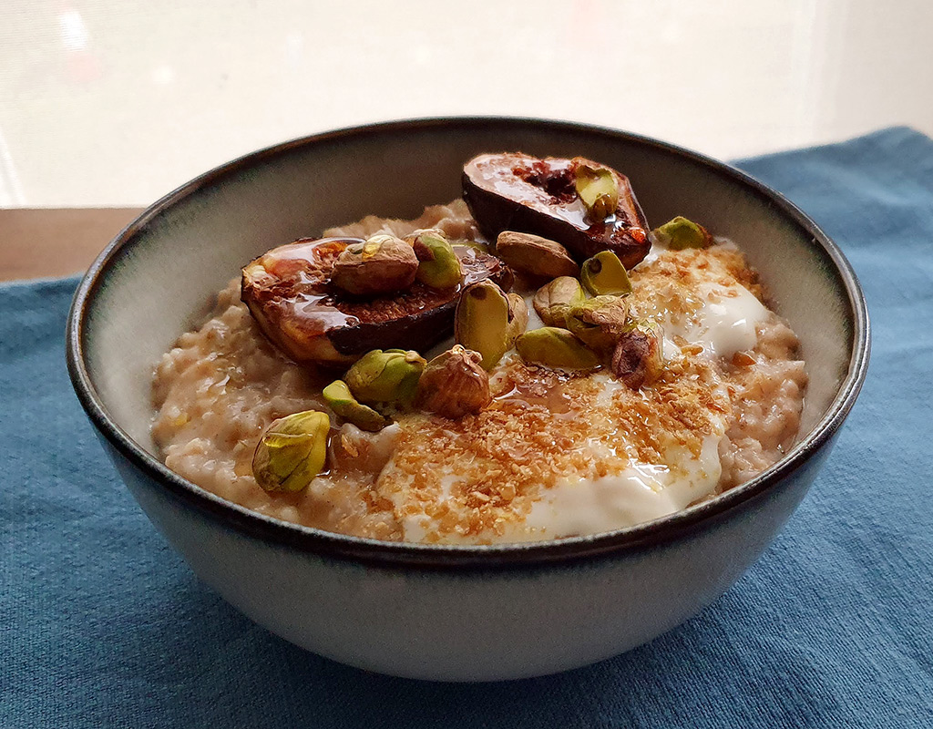 Porridge with baked figs and pistachios