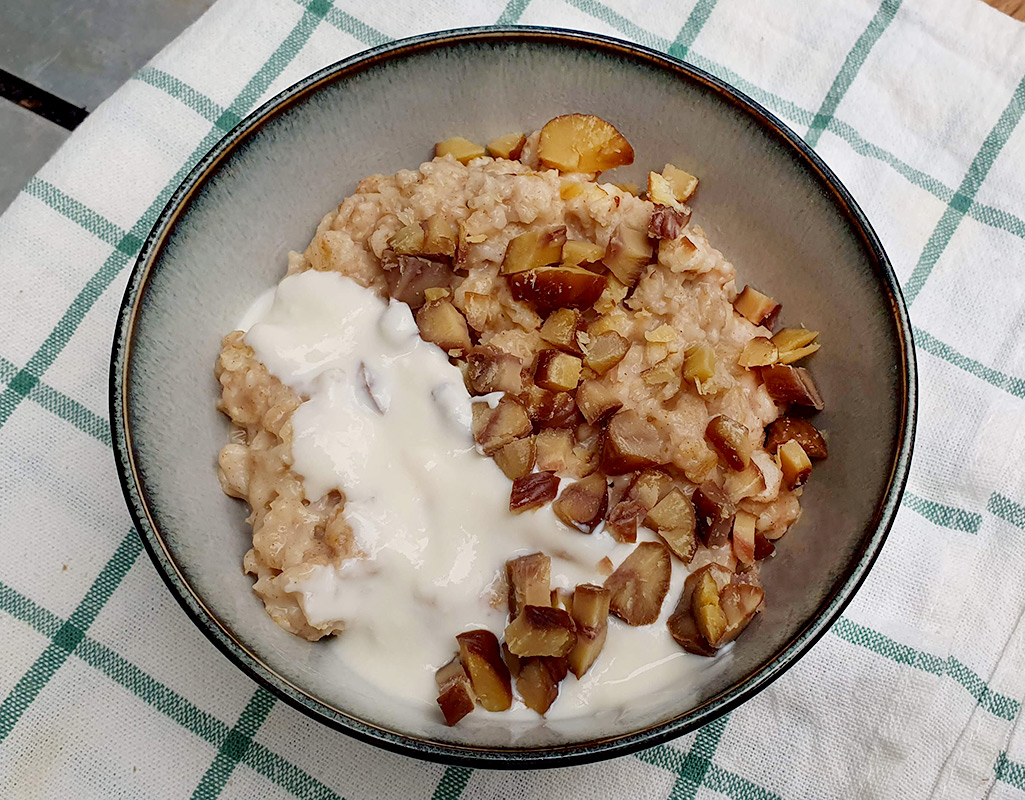 Porridge with chestnuts and yoghurt