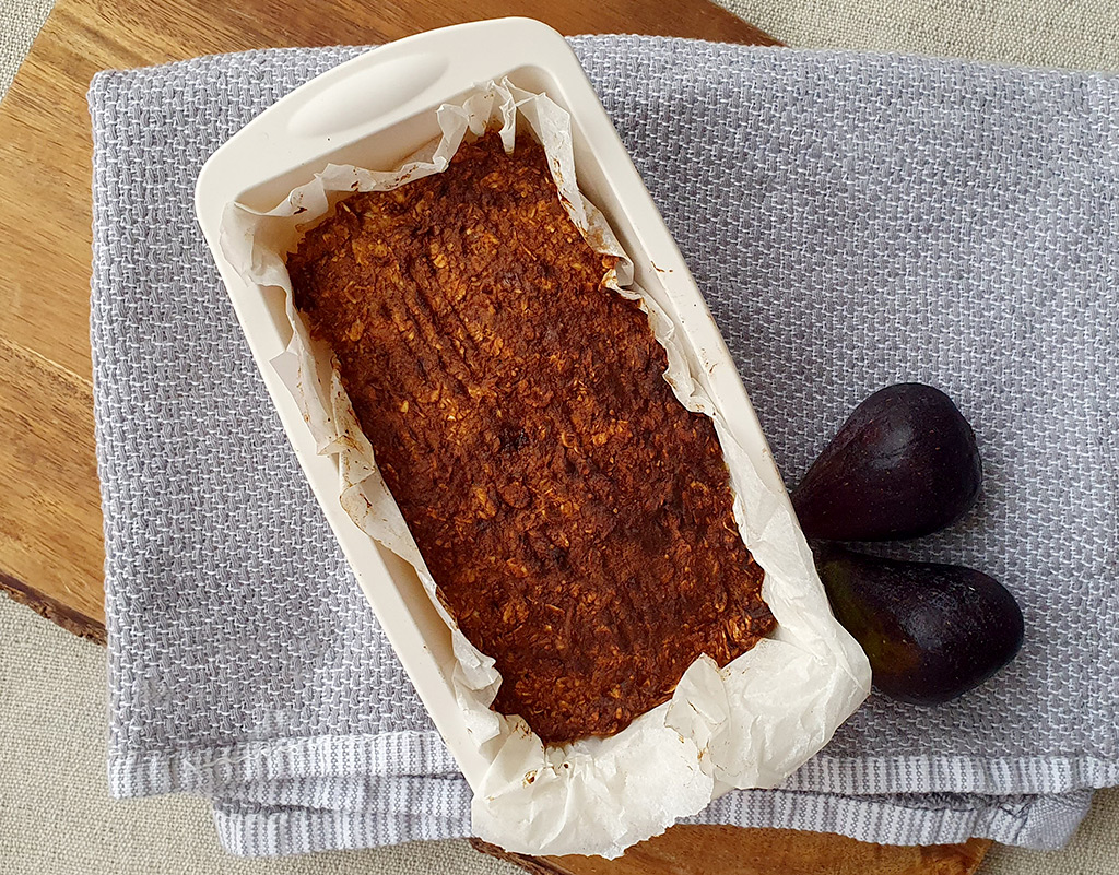 Vegan oat and almond cake with fig jam