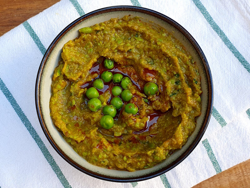 Aubergine, green peas and pesto spread