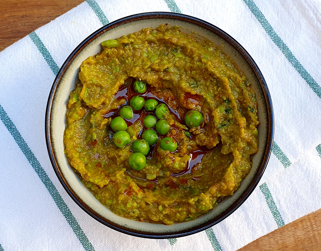 Aubergine, green peas and pesto spread