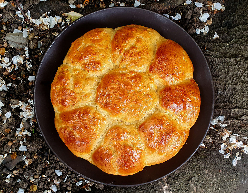 Tear and share lemon buns