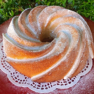 Lemon and prosecco bundt cake