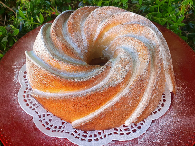 Lemon and prosecco bundt cake