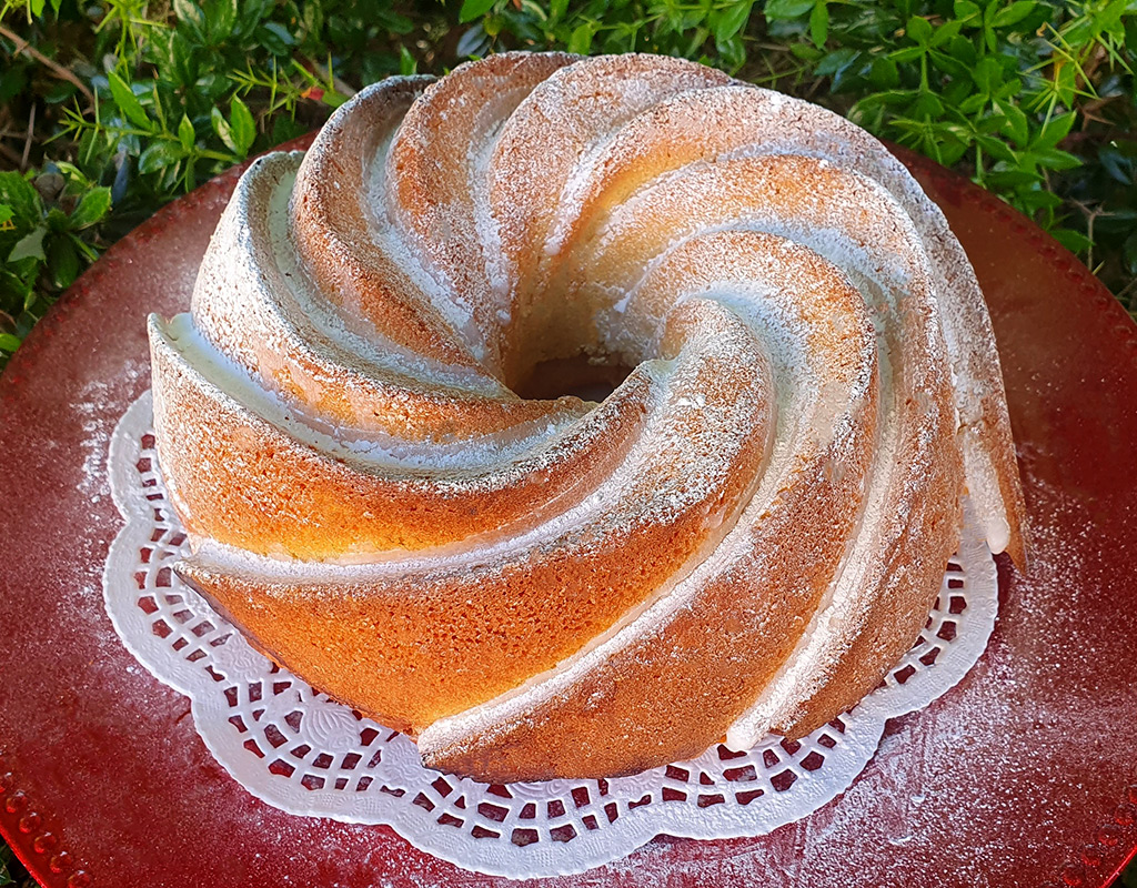Lemon and prosecco bundt cake