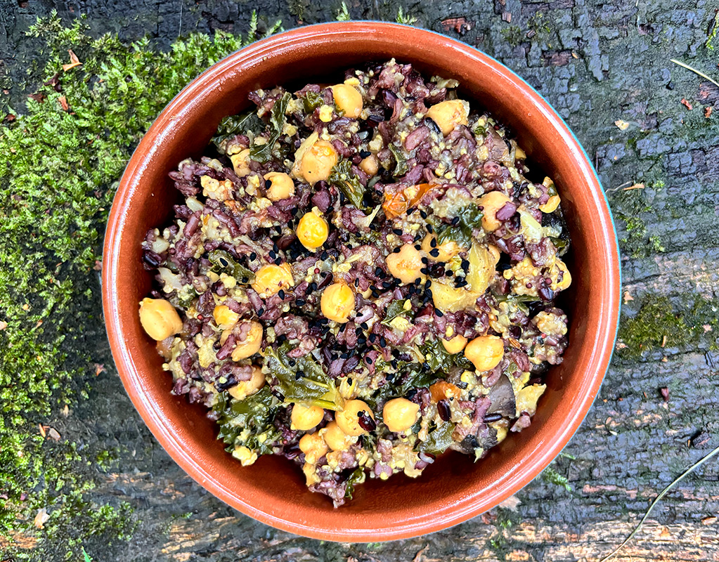 Cauliflower, kale and chickpeas with black rice