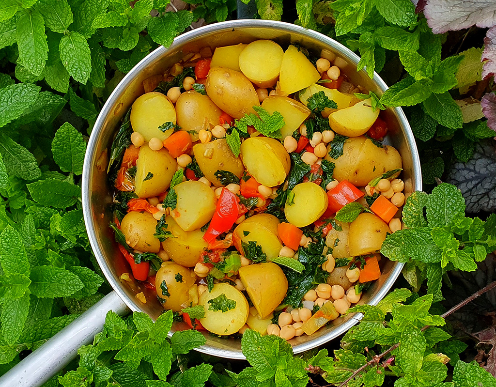 Curried potatoes with chickpeas and kale